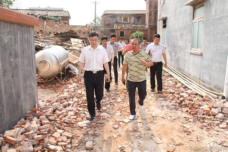 深入贫困户家中了解情况