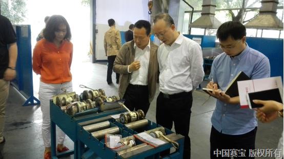 图2 专家组在川仪流量仪表分公司现场调研