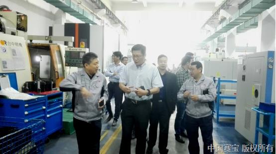 图3 专家组在川仪执行器分公司现场调研