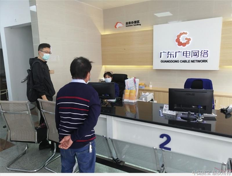 图3 协助贫困户办理有线电视开通事宜.jpg