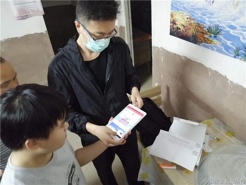 图2 发放平板电脑并入户教学.jpg